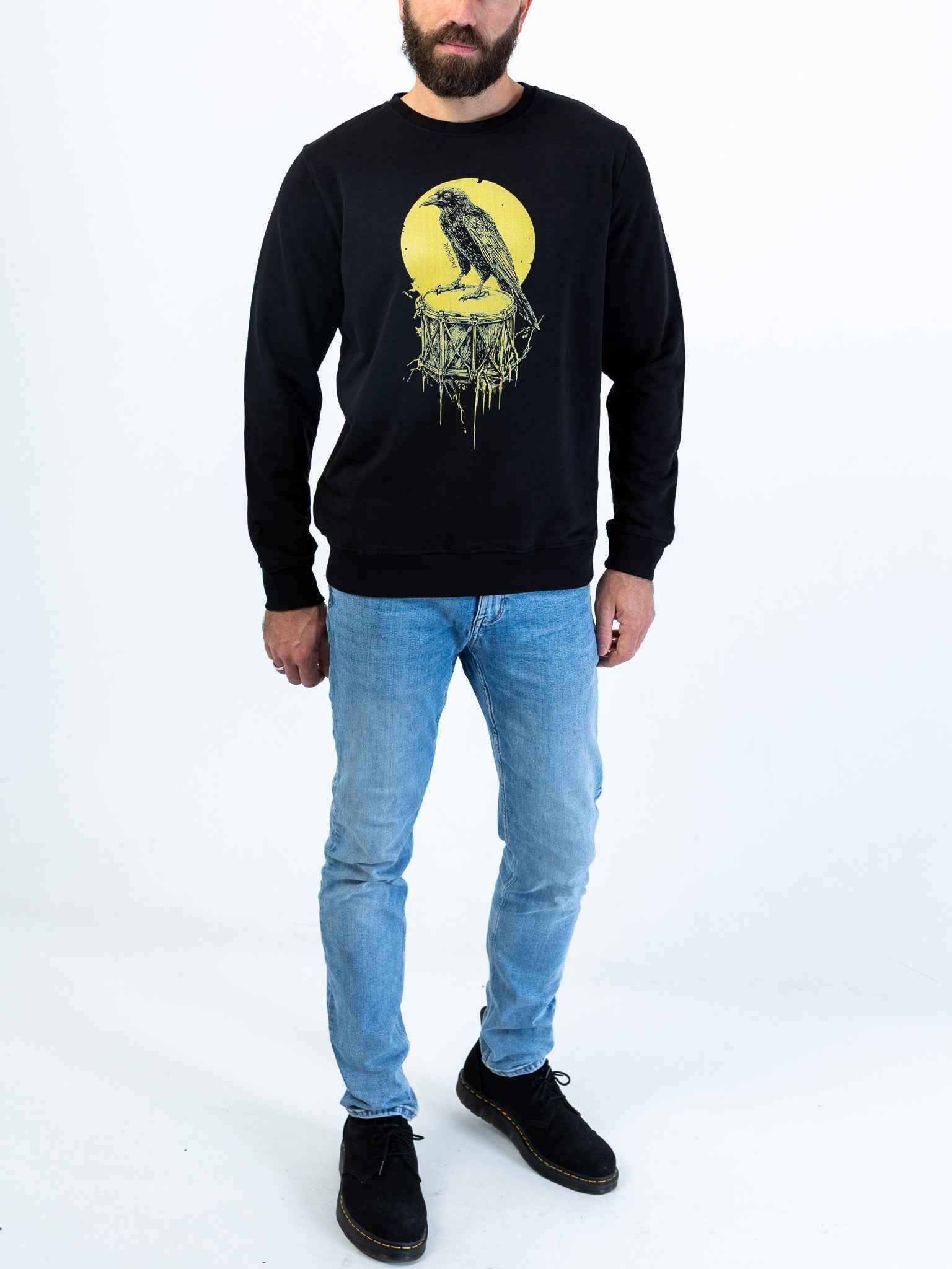 Crow Snare Drum Herren Sweatshirt für Drummer - Model Vorderansicht | RVDIMENT Drummer Apparel