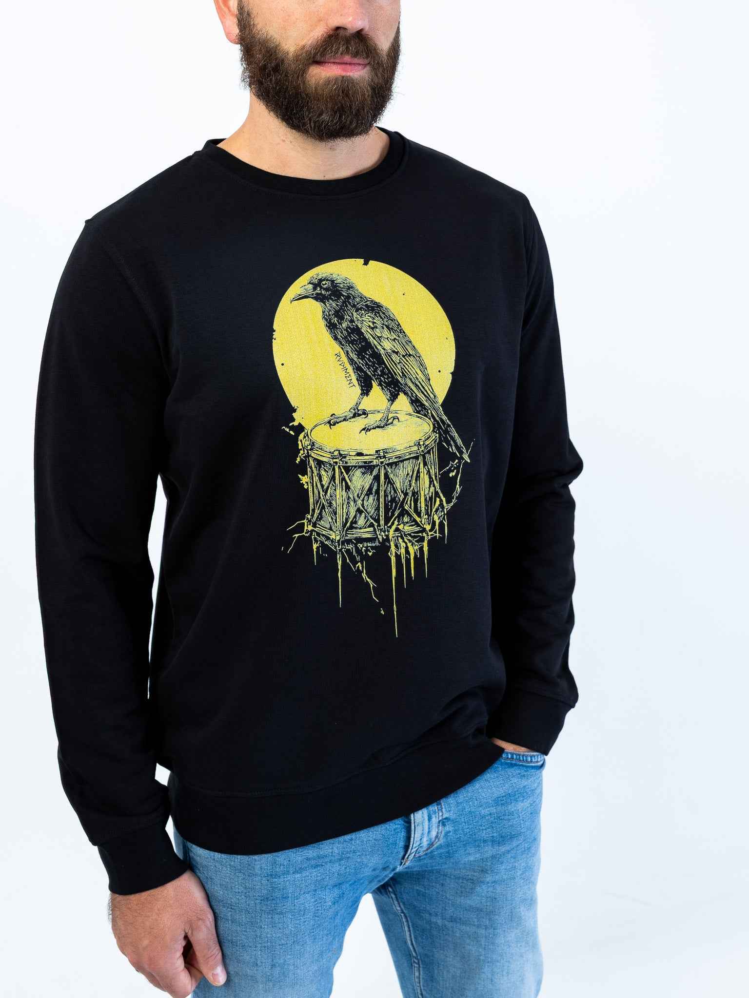 Crow Snare Drum Herren Sweatshirt für Drummer - Model Seitenansicht | RVDIMENT Drummer Apparel