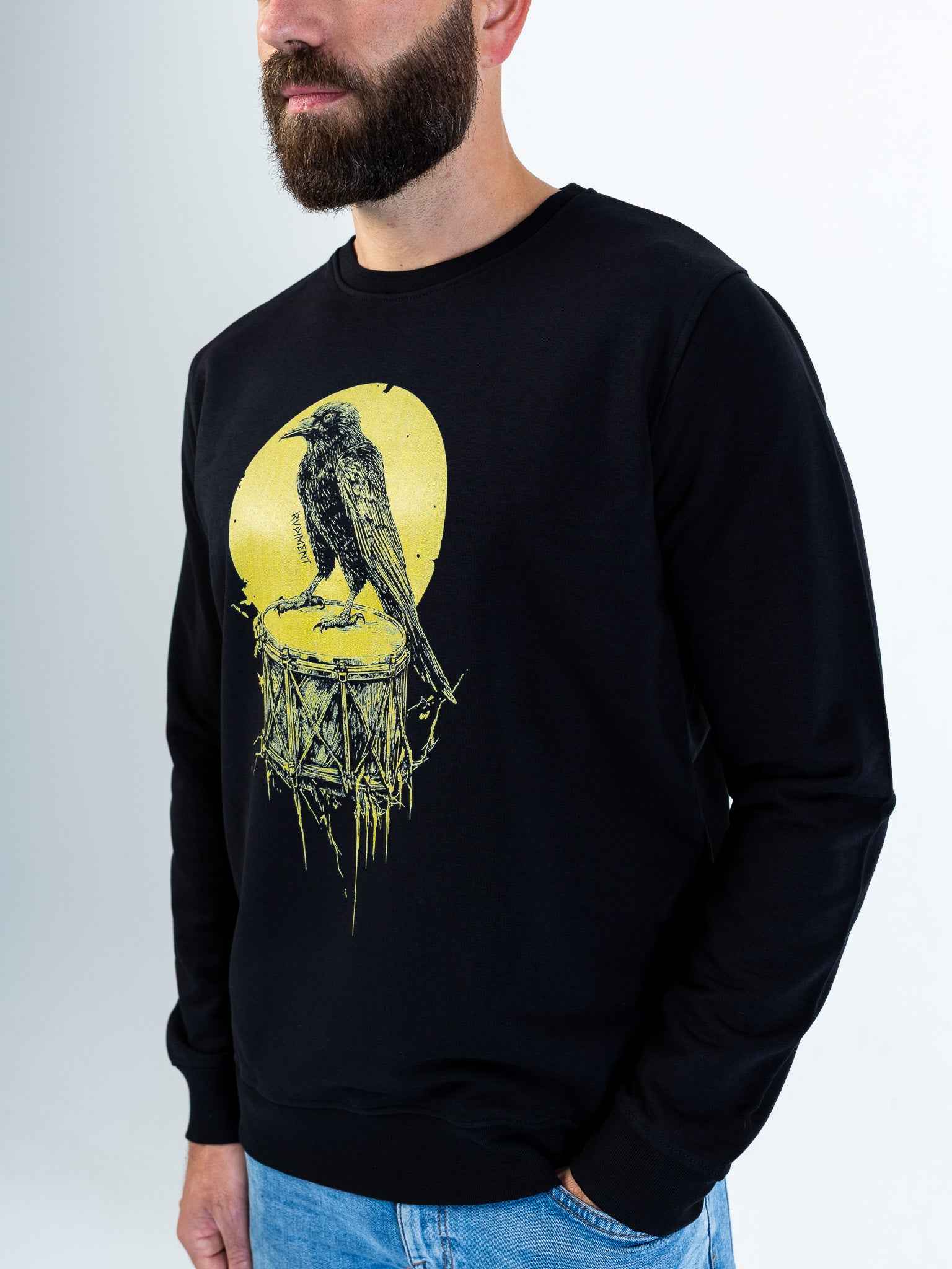 Crow Snare Drum Herren Sweatshirt für Drummer - Model Seitenansicht Details | RVDIMENT Drummer Apparel