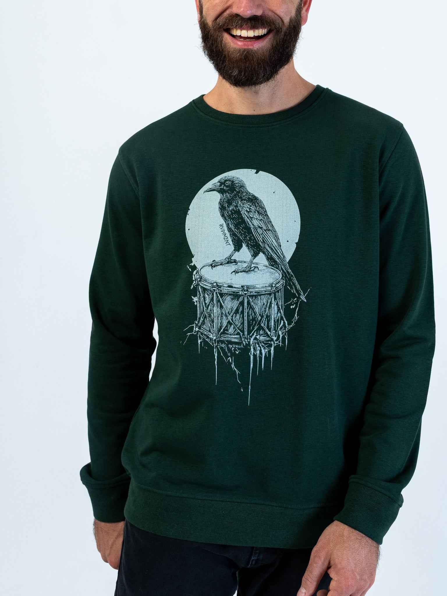 Crow Snare Drum Herren Sweatshirt für Drummer - Model Seitenansicht | RVDIMENT Drummer Apparel
