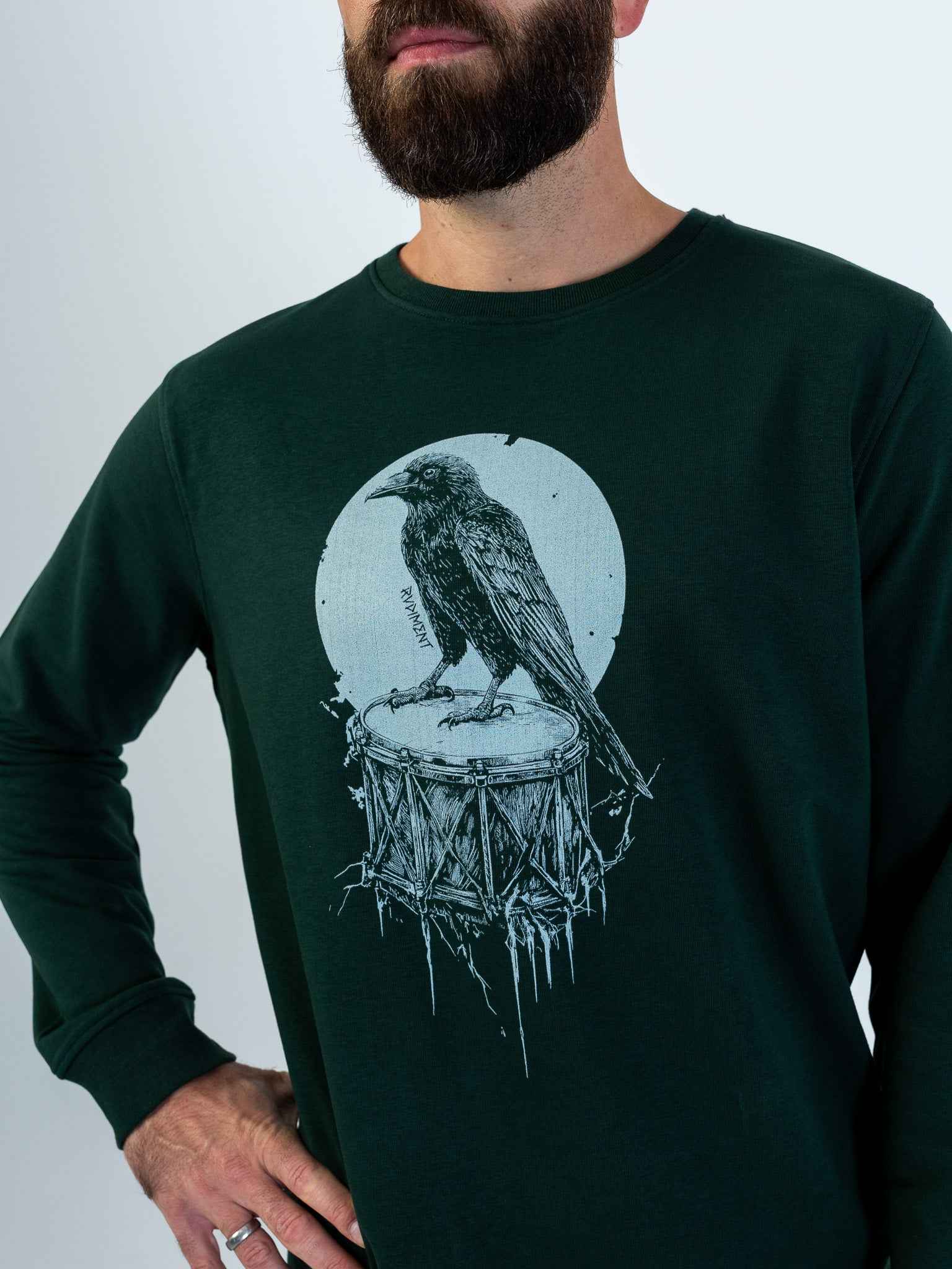Crow Snare Drum Herren Sweatshirt für Drummer - Model Vorderansicht Details | RVDIMENT Drummer Apparel