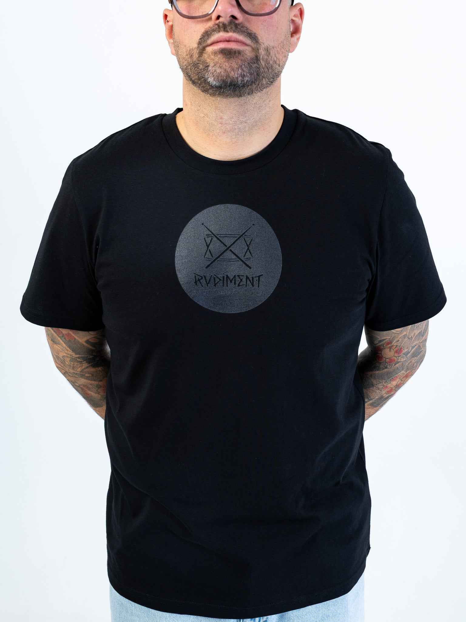 Ghost Snare Drum Unisex T-Shirt für Drummer - Model Vorderansicht Details | RVDIMENT Drummer Apparel