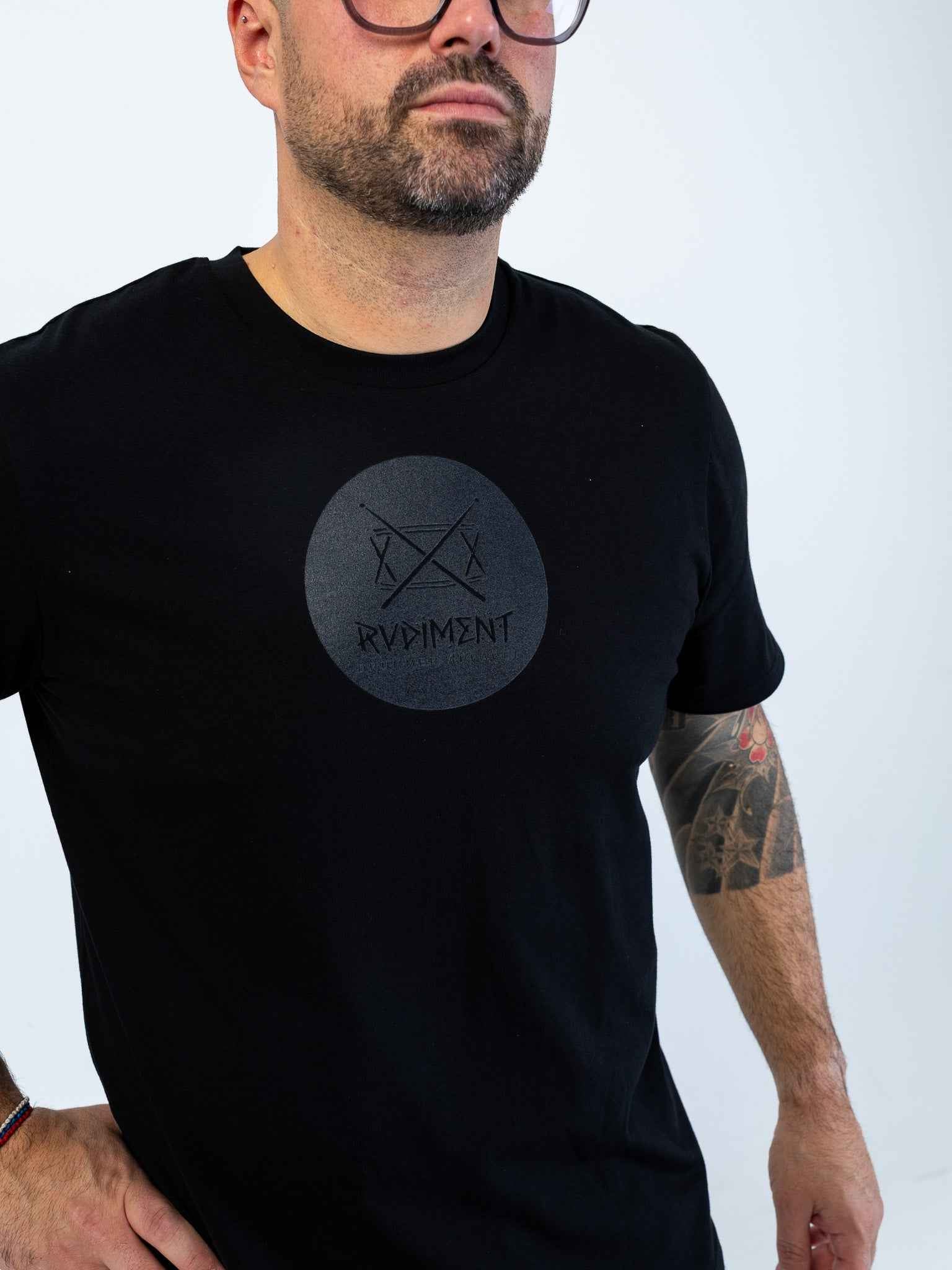 Ghost Snare Drum Unisex T-Shirt für Drummer - Model Seitenansicht Details | RVDIMENT Drummer Apparel