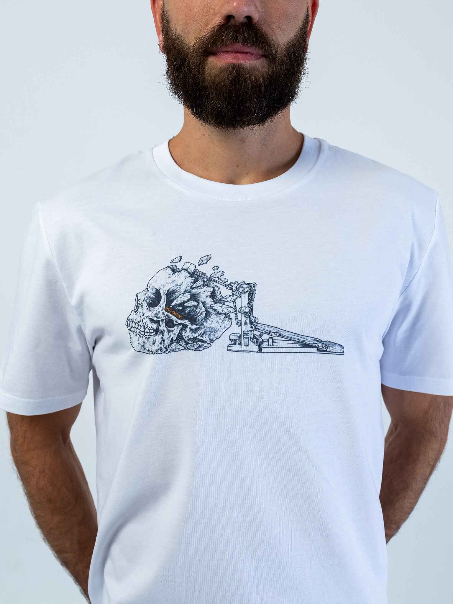 Kick Drum Skull Unisex T-Shirt für Drummer - Model Vorderansicht Details | RVDIMENT Drummer Apparel