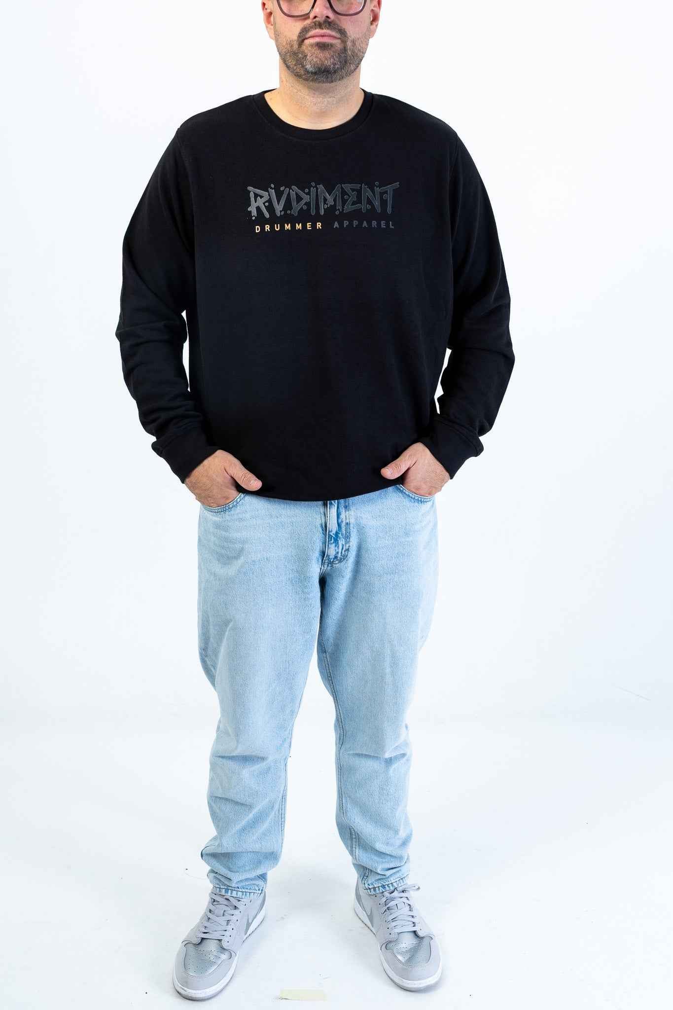 Classic Logo Herren Sweatshirt für Drummer - Model Vorderansicht | RVDIMENT Drummer Apparel