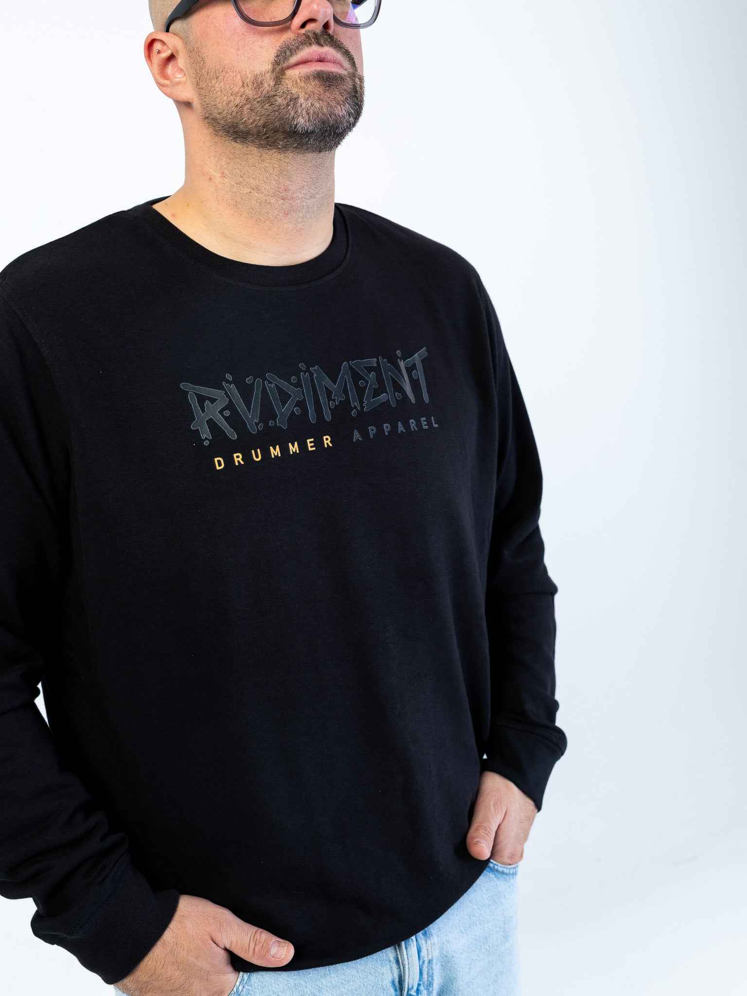 Classic Logo Herren Sweatshirt für Drummer - Model Vorderansicht Details | RVDIMENT Drummer Apparel