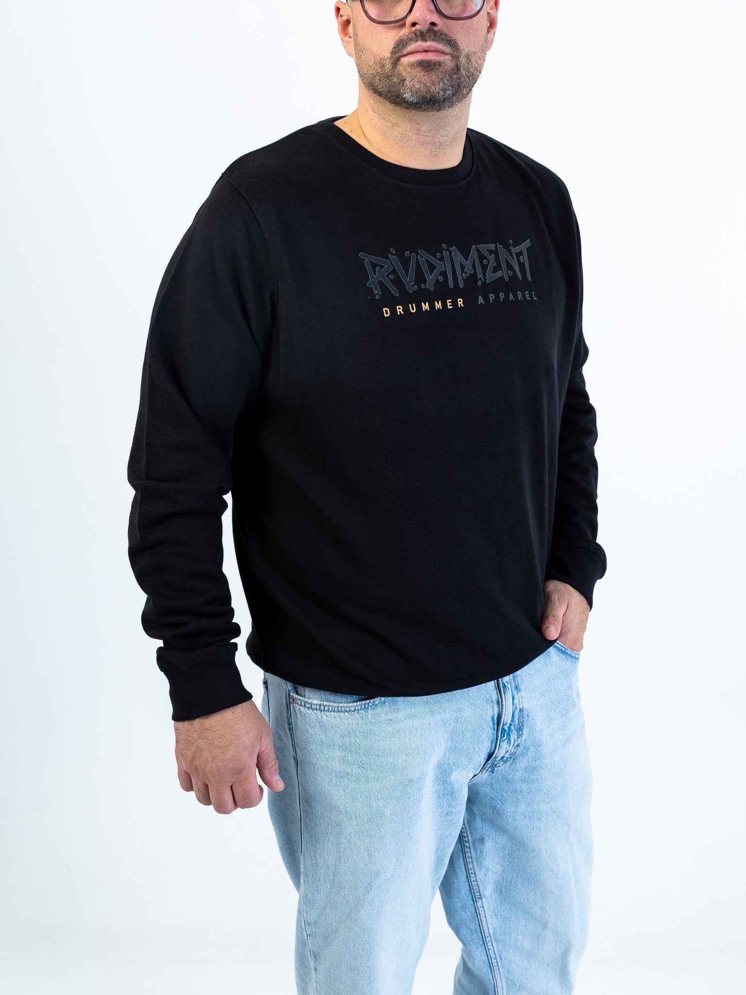 Classic Logo Herren Sweatshirt für Drummer - Model Seitenansicht | RVDIMENT Drummer Apparel