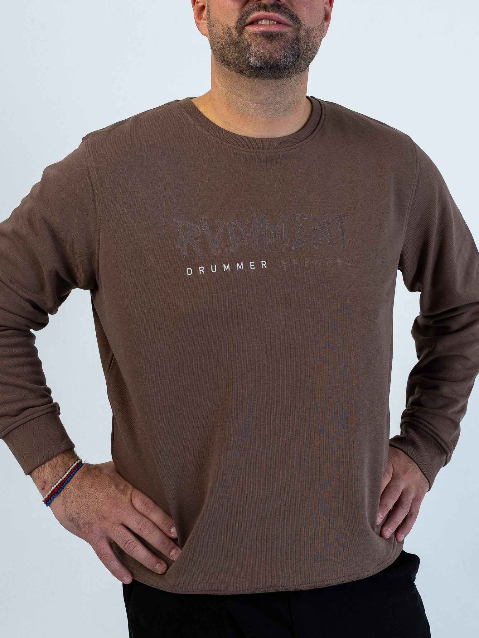 Classic Logo Herren Sweatshirt für Drummer - Model Seitenansicht | RVDIMENT Drummer Apparel