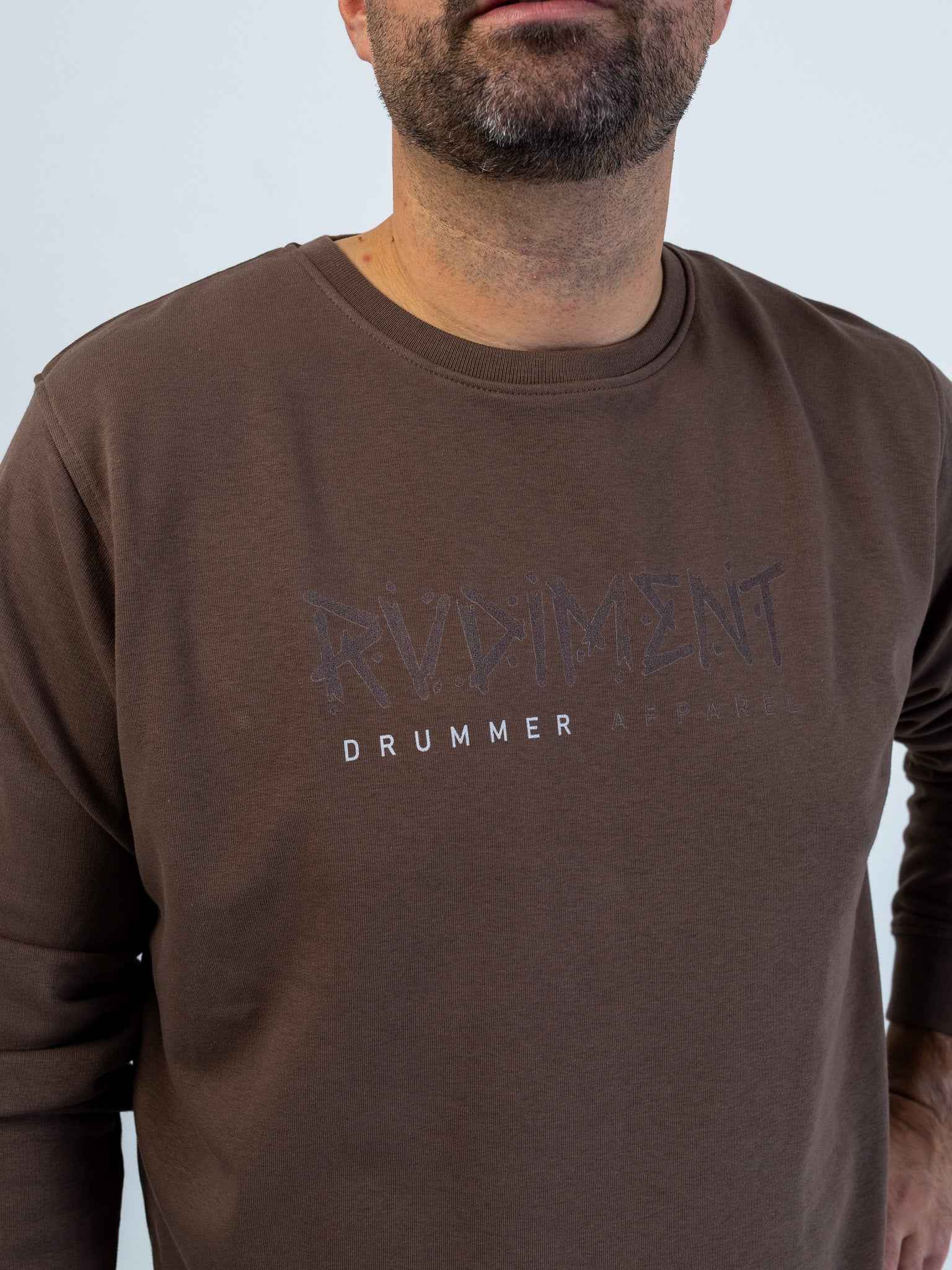 Classic Logo Herren Sweatshirt für Drummer - Model Vorderansicht Details | RVDIMENT Drummer Apparel