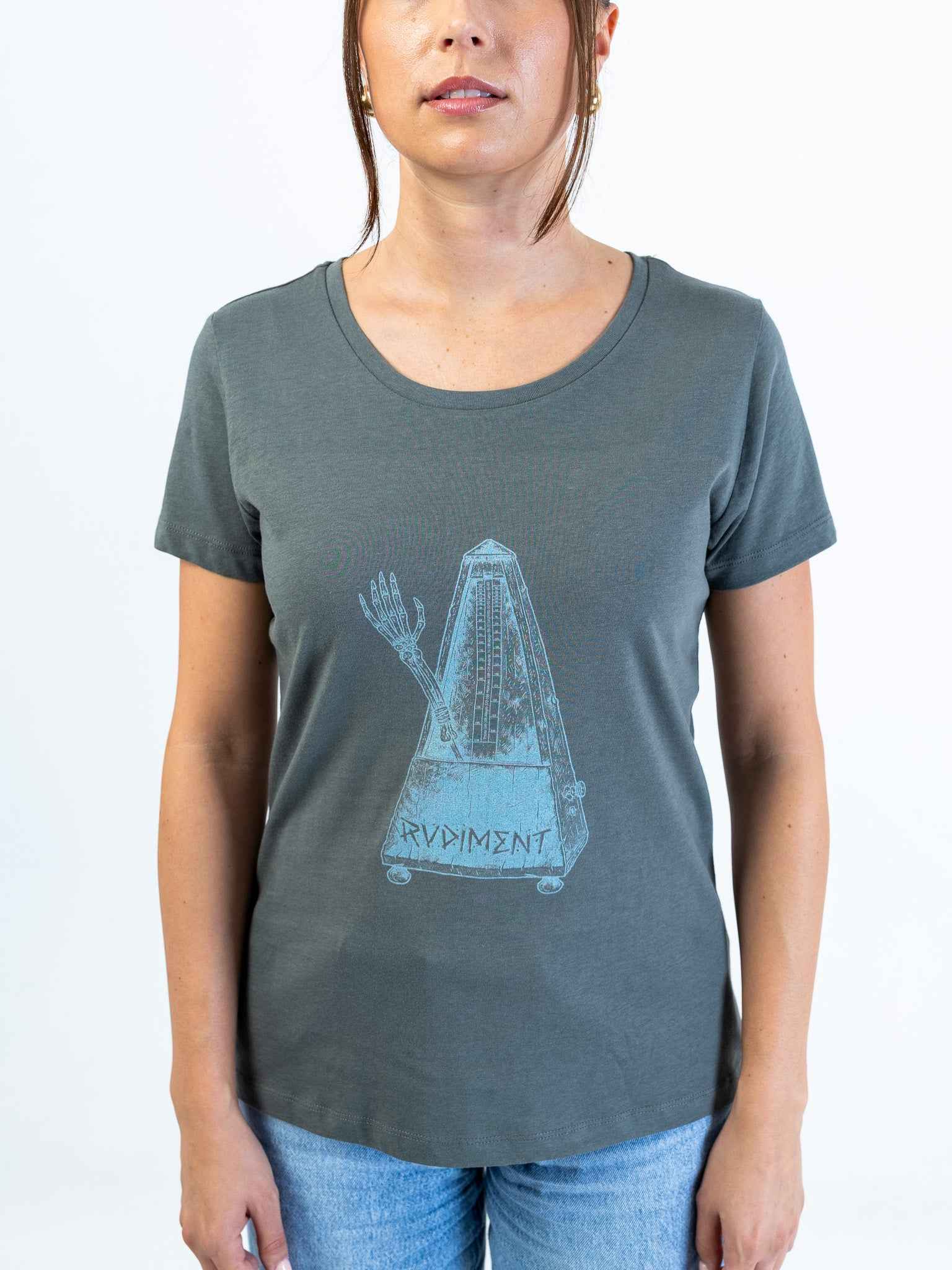 Metronome Damen T-Shirt für Drummer - Model Vordernansicht Detail | RVDIMENT Drummer Apparel