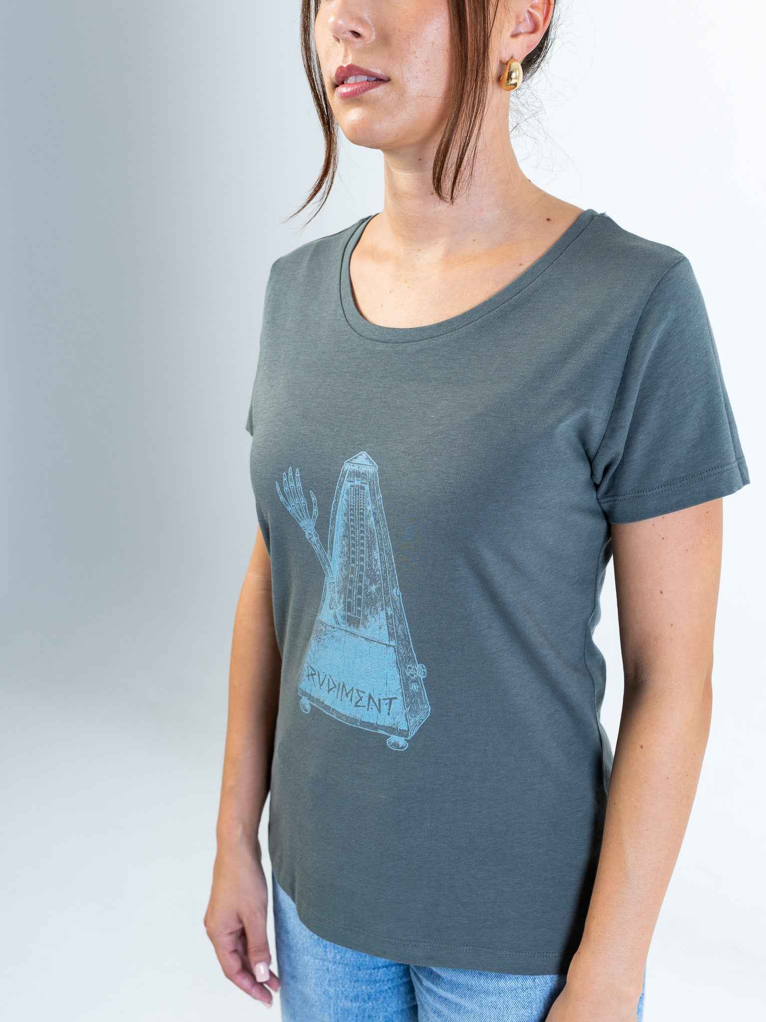 Metronome Damen T-Shirt für Drummer - Model Seitenansicht | RVDIMENT Drummer Apparel