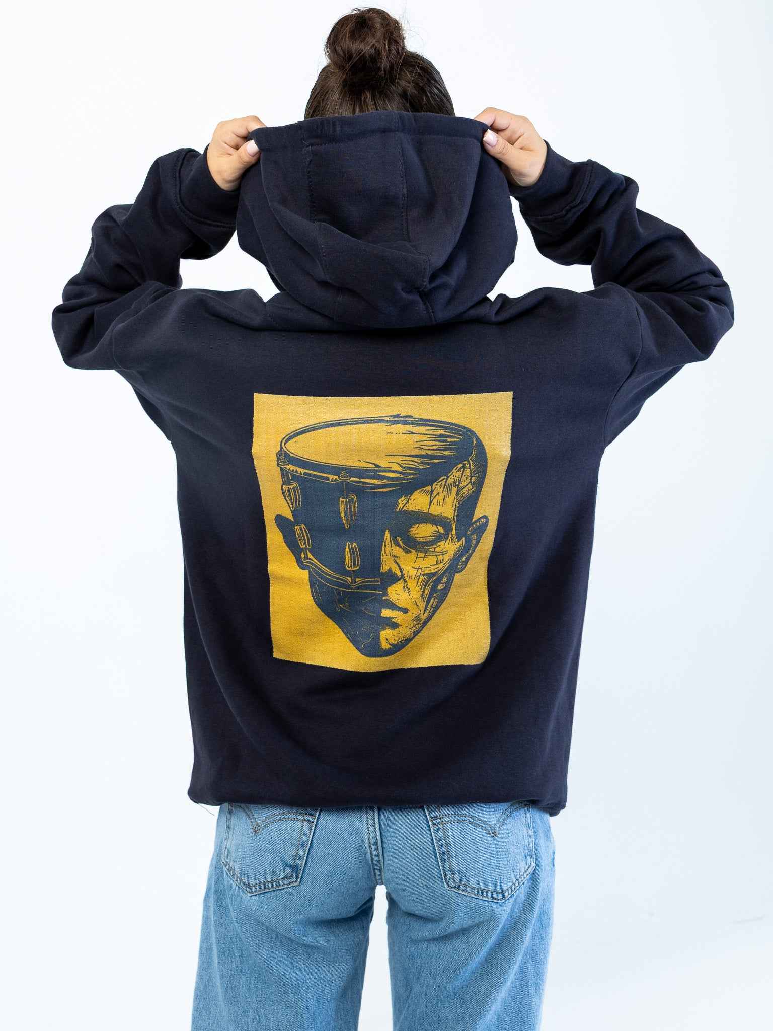 Rhythm Cortex Hoodie für Drummer - Oversize Unisex Fit - Model Rückansicht | RVDIMENT Drummer Apparel