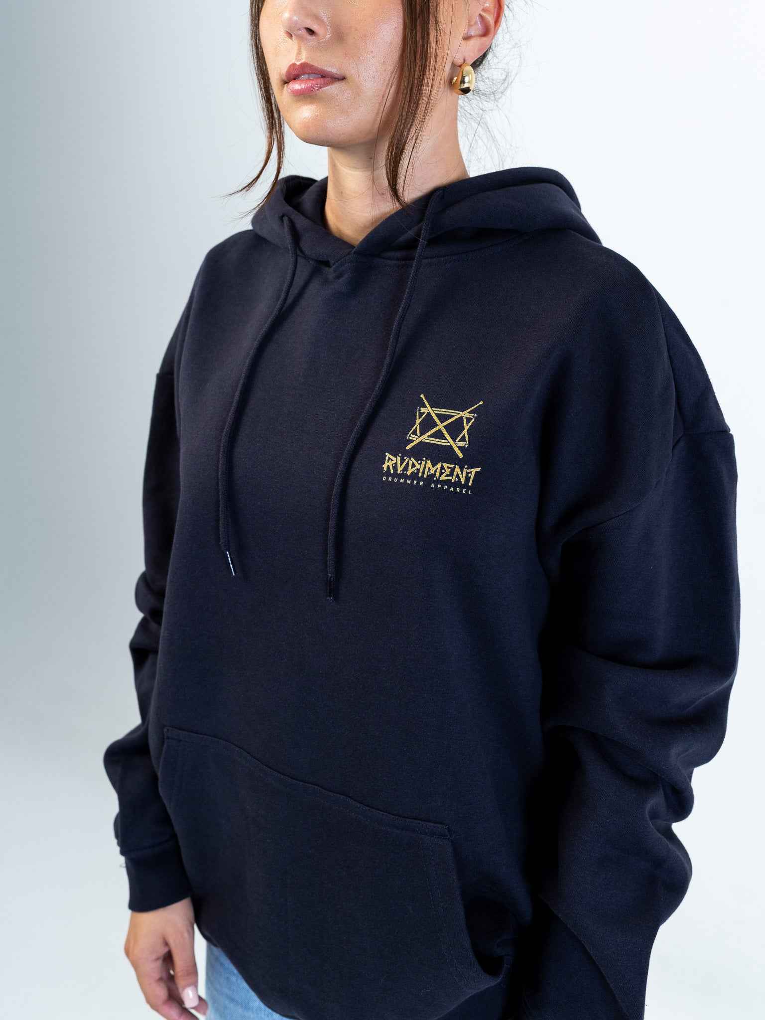 Rhythm Cortex Hoodie für Drummer - Oversize Unisex Fit - Model vorne Seitenansicht | RVDIMENT Drummer Apparel