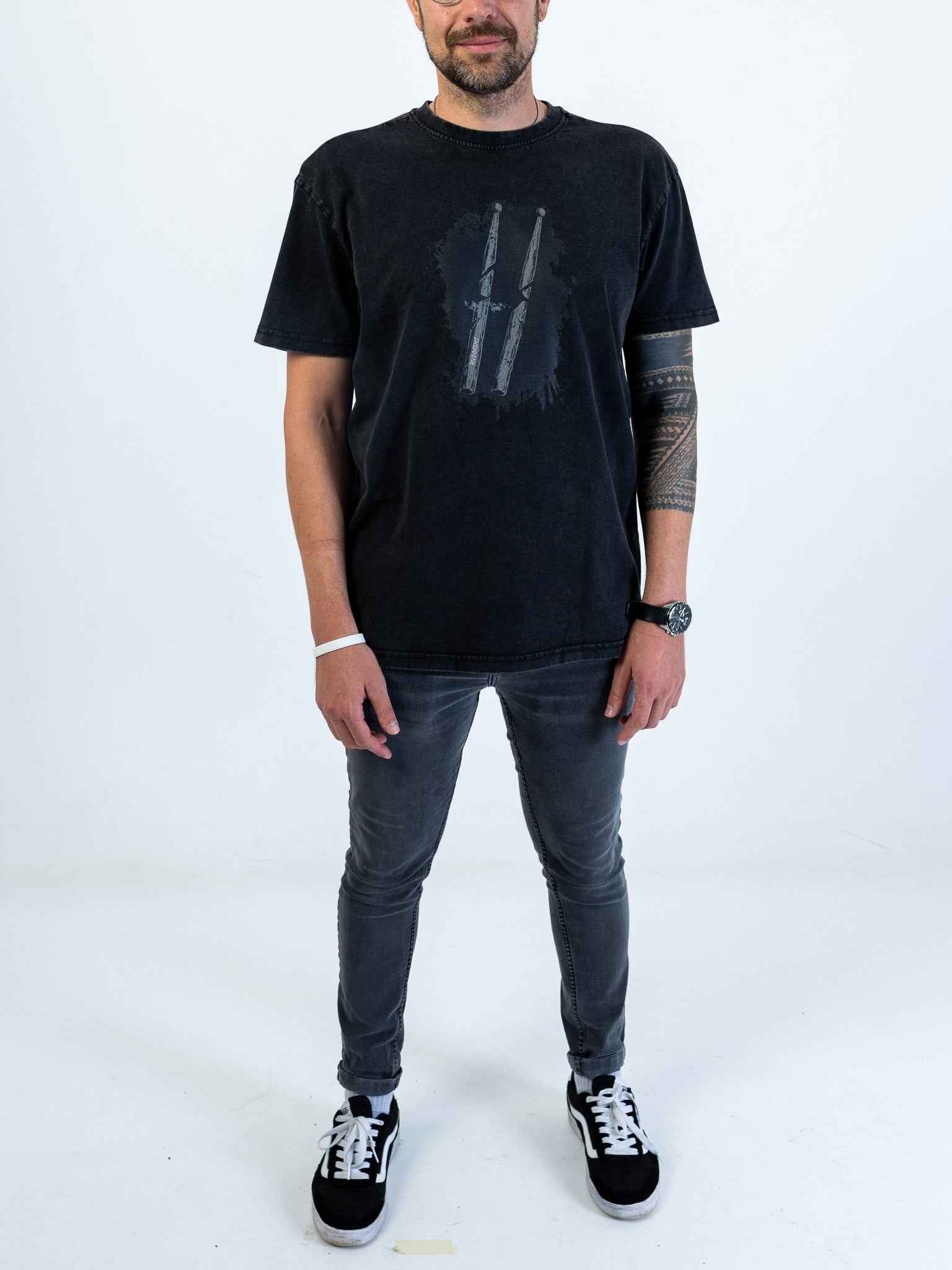 Rimshots Drumsticks Herren T-Shirt für Drummer - Model Vorderansicht | RVDIMENT Drummer Apparel
