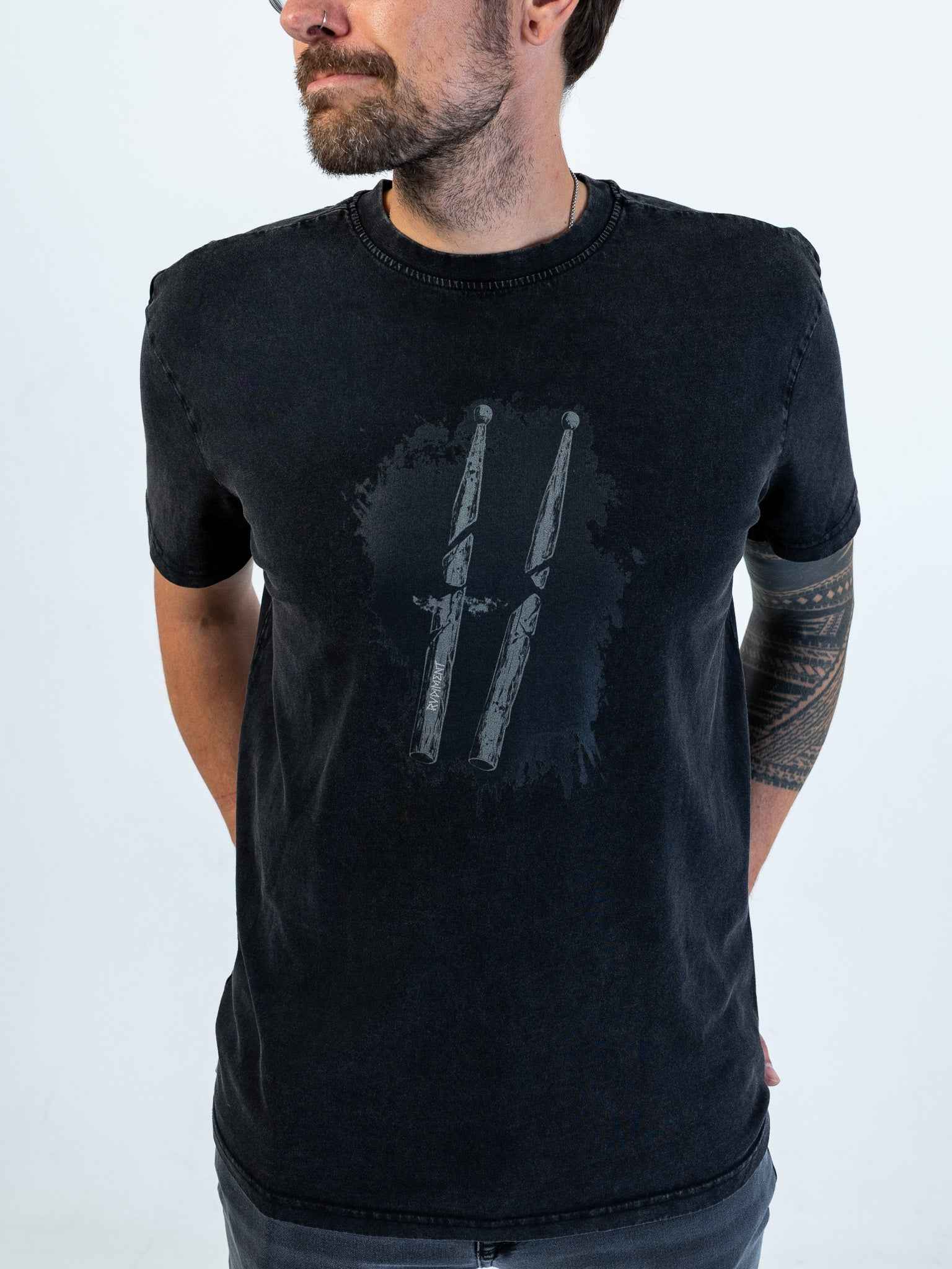 Rimshots Drumsticks Herren T-Shirt für Drummer - Model Vorderansicht Details | RVDIMENT Drummer Apparel