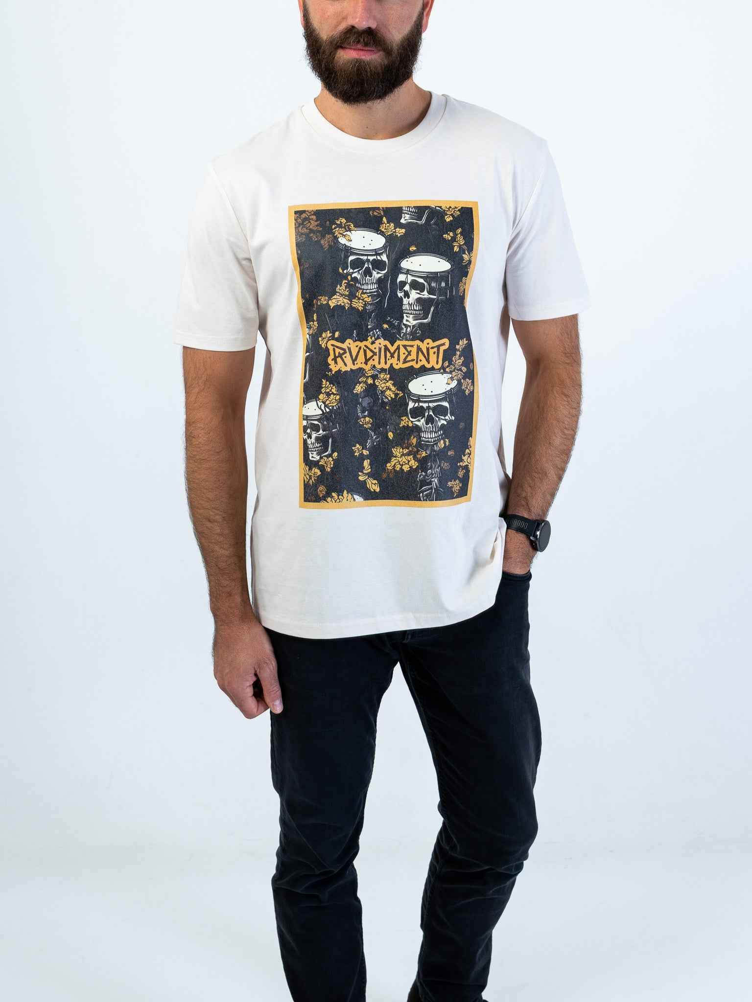 Snare Drum Skull Unisex T-Shirt für Drummer - Model Vorderansicht alternativ | RVDIMENT Drummer Apparel