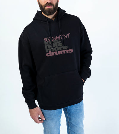Less Hate More Drums Hoodie für Drummer - Unisex Oversize Fit - Model Vorderansicht Details | RVDIMENT Drummer Apparel