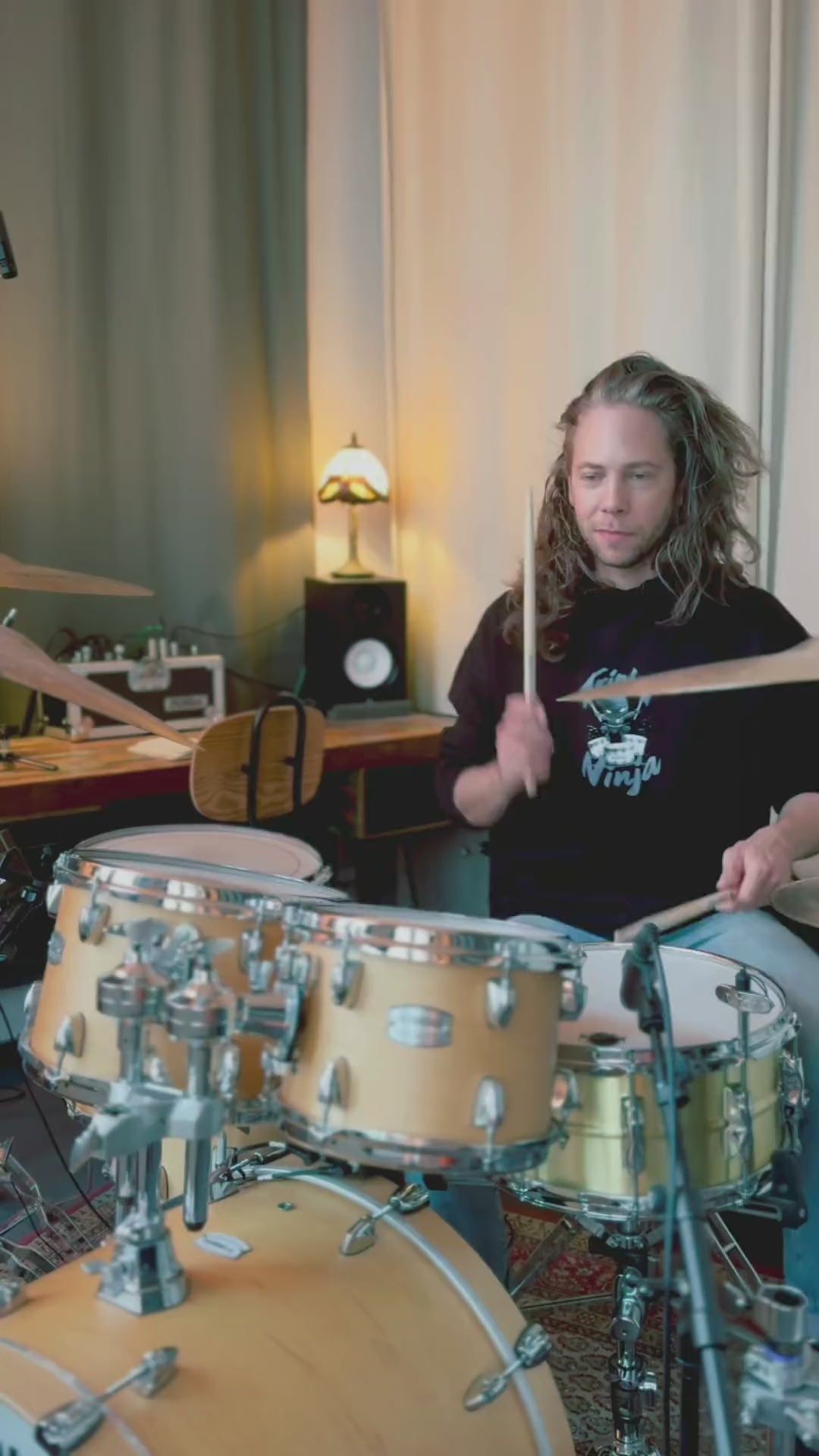 Video laden: Triplet Ninja Hoodie für Drummer - Oversize Unisex Fit - Model Detailansicht | RVDIMENT Drummer Apparel