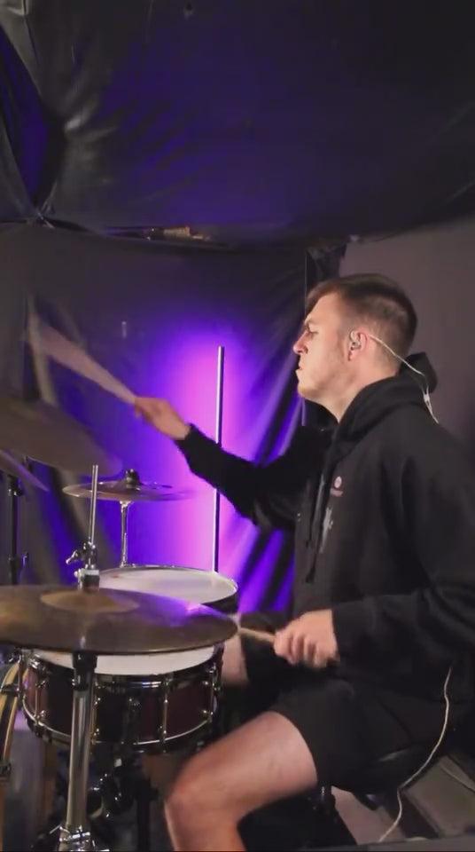 Video laden: Ghost Notes Hoodie für Drummer - Oversize Unisex Fit - Model Vorderansicht Detail | RVDIMENT Drummer Apparel