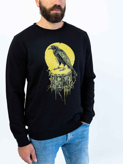 Crow Snare Drum Herren Sweatshirt für Drummer - Model Seitenansicht | RVDIMENT Drummer Apparel