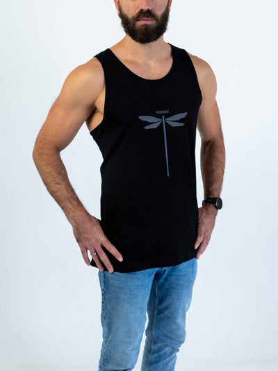 Dragonvly Drumstick Herren Tank-Top für Drummer - Model Seitenansicht | RVDIMENT Drummer Apparel