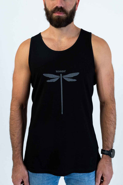 Dragonvly Drumstick Herren Tank-Top für Drummer - Model Vorderansicht Details | RVDIMENT Drummer Apparel