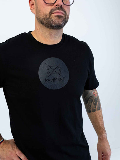 Ghost Snare Drum Unisex T-Shirt für Drummer - Model Seitenansicht Details | RVDIMENT Drummer Apparel